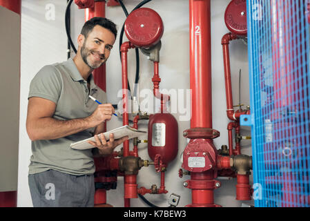 Inspection de l'homme système sprinkleur protection incendie Banque D'Images