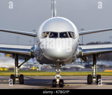 Un gros plan sur le nez du Boeing 757 avec des pilotes aux commandes à l'aéroport de Manchester UK Banque D'Images