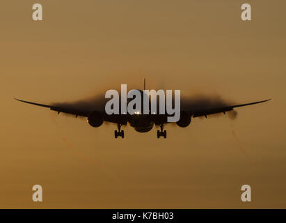 Boeing 787 Dreamliner Sunrise approche dans l'aéroport d'Heathrow à Londres avec condensation sur les ailes Banque D'Images