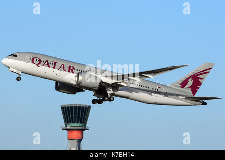 Qatar Airways Boeing 787 Dreamliner Départ de l'aéroport Heathrow de Londres Angleterre,UK Banque D'Images