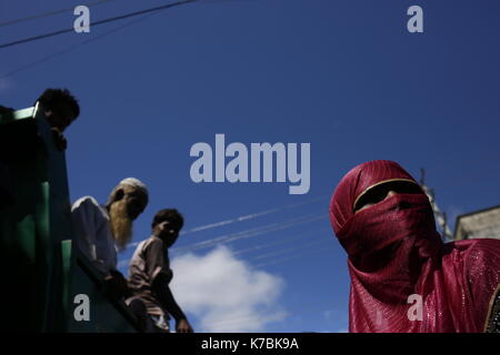 Teknaf, au Bangladesh. 13 sep, 2017. Une femme attend rohingya pour obtenir des aliments d'un camion après avoir traversé la frontière du Myanmar au Bangladesh à teknaf. crédit : md. mehedi hasan/pacific press/Alamy live news Banque D'Images