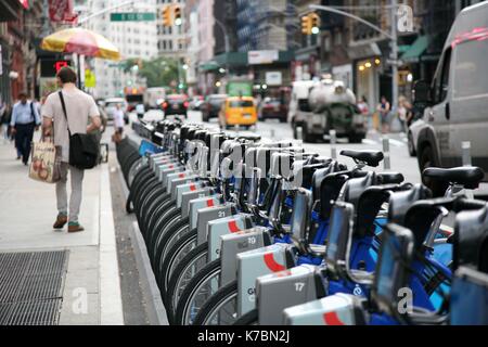 New York, États-Unis. Feb 15, 2017. Location de vélo Citi rack dans la ville de New York. © 2017 Ronald G. Lopez /DigiPixsAgain.us/Alamy Live News Banque D'Images