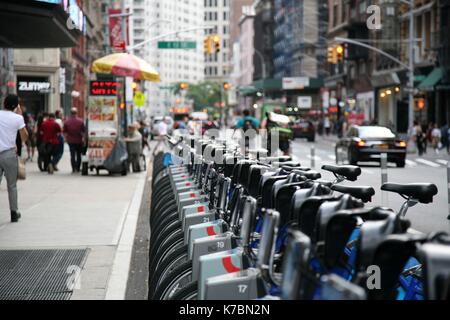 New York, États-Unis. Feb 15, 2017. Location de vélo Citi rack dans la ville de New York. © 2017 Ronald G. Lopez /DigiPixsAgain.us/Alamy Live News Banque D'Images