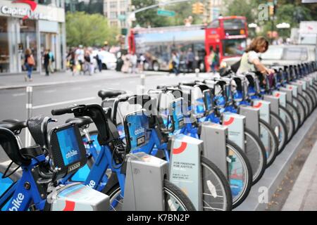New York, États-Unis. Feb 15, 2017. Location de vélo Citi rack dans la ville de New York. © 2017 Ronald G. Lopez /DigiPixsAgain.us/Alamy Live News Banque D'Images