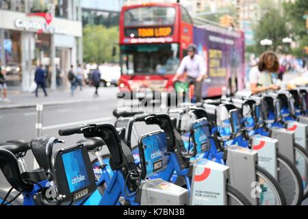 New York, États-Unis. Feb 15, 2017. Location de vélo Citi rack dans la ville de New York. © 2017 Ronald G. Lopez /DigiPixsAgain.us/Alamy Live News Banque D'Images
