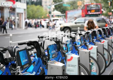 New York, États-Unis. Feb 15, 2017. Location de vélo Citi rack dans la ville de New York. © 2017 Ronald G. Lopez /DigiPixsAgain.us/Alamy Live News Banque D'Images