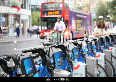 New York, États-Unis. Feb 15, 2017. Location de vélo Citi rack dans la ville de New York. © 2017 Ronald G. Lopez /DigiPixsAgain.us/Alamy Live News Banque D'Images