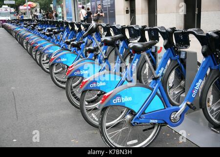 New York, États-Unis. Feb 15, 2017. Location de vélo Citi rack dans la ville de New York. © 2017 Ronald G. Lopez /DigiPixsAgain.us/Alamy Live News Banque D'Images