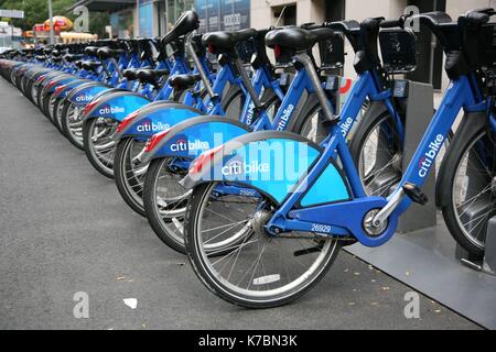 New York, États-Unis. Feb 15, 2017. Location de vélo Citi rack dans la ville de New York. © 2017 Ronald G. Lopez /DigiPixsAgain.us/Alamy Live News Banque D'Images