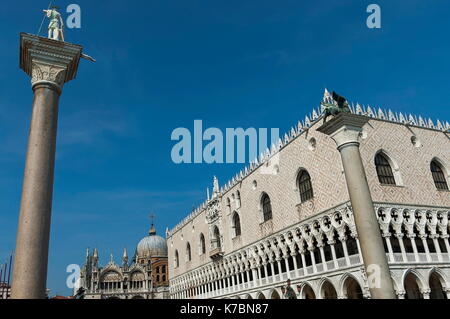 Fragment de beauté la basilique Saint Marc, du palais des Doges et deux colonnes avec statue du lion de Saint Marc et de San Teodoro à la place San Marco ou Banque D'Images