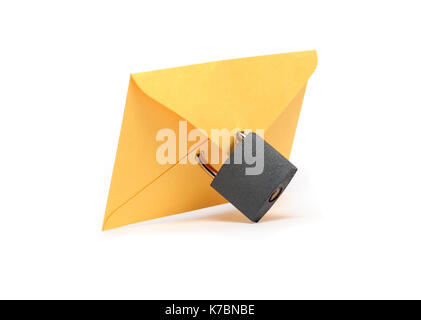 Enveloppe de papier jaune attaché avec un cadenas. isolated on white with clipping path Banque D'Images