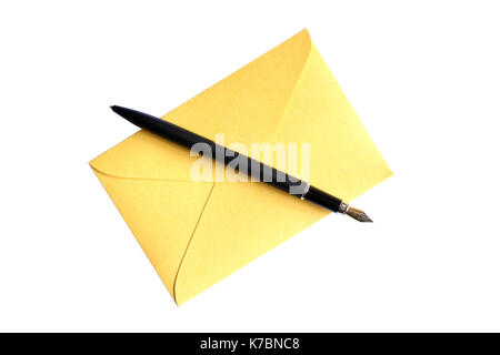 Stylo allongé sur enveloppe jaune. isolated on white with clipping path Banque D'Images