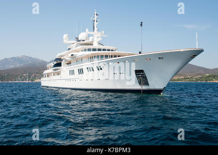 Grand luxury motor yacht dans les eaux bleues de la mer près de la côte Banque D'Images