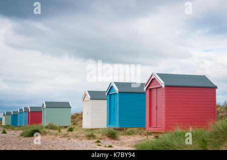 Cabines colorées sur la côte à Findhorn, Moray, Ecosse. Banque D'Images