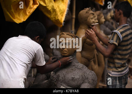 Allahabad : un artiste de faire une idole de démon mahishasur comme un autre de donner la touche finale à une idole de la Déesse Durga hindoue Durga puja de célébration du festival à Allahabad le 15-09-2017, le festival cemmomorate l'assassinat de roi démon par lion-équitation, dix déesse Durga armés, qui marque le triomphe du bien sur le mal. (Photo de Prabhat Kumar verma/pacific press) Banque D'Images