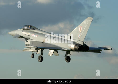 Anciens modèles de typhon en approche en RAF Coningsby dans la lumière d'automne. Banque D'Images