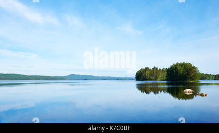 Beau lac finlandais photographié dans l'été scandinave Banque D'Images