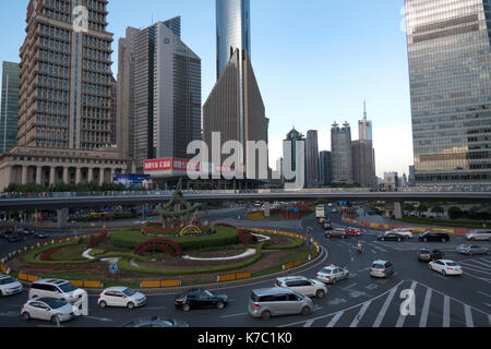 Vue urbaine du quartier financier de Pudong à Shanghai, Chine, Asie. paysage en ville chinoise avec des bâtiments modernes, le trafic routier, voitures, asiatique peopl Banque D'Images