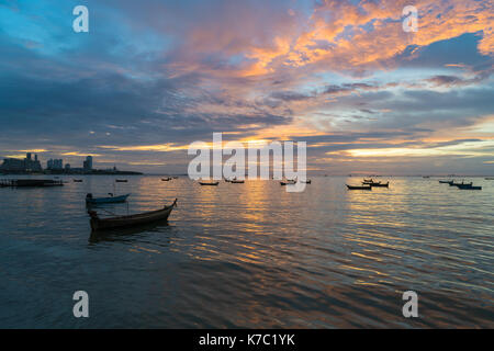 De nombreux bateaux de pêche thaïlandais amarre en mer près de Pattaya, Thaïlande au coucher du soleil. Banque D'Images