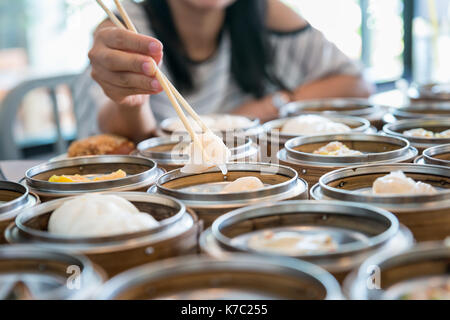 Boulette en streaming chinois dans panier de bambou sur table dans un restaurant chinois. Banque D'Images