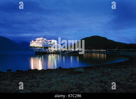 États-unis d'Amérique. L'alaska. haines. courts de bateau de croisière au quai de nuit. Banque D'Images