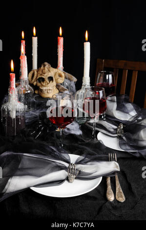 Serviette avec un clip sous la forme d'un squelette d'un pinceau comme un élément d'un décor de table des fêtes pour Halloween Banque D'Images