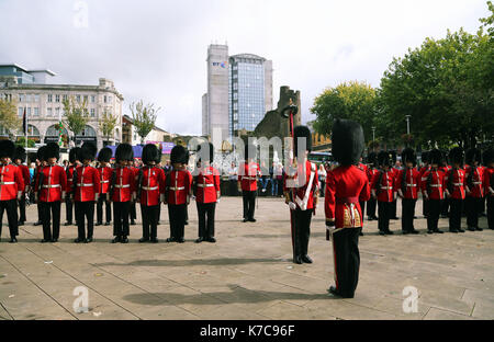 Sur la photo : le Welsh Guards Parade à travers la place du château à Swansea. Vendredi 15 septembre 2017 Re : Des soldats du Welsh Guards ont exercé leur Banque D'Images