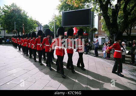 Sur la photo : le Welsh Guards Parade à travers la place du château à Swansea. Vendredi 15 septembre 2017 Re : Des soldats du Welsh Guards ont exercé leur Banque D'Images