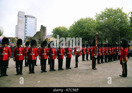 Sur la photo : le Welsh Guards Parade à travers la place du château à Swansea. Vendredi 15 septembre 2017 Re : Des soldats du Welsh Guards ont exercé leur Banque D'Images