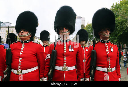 Sur la photo : le Welsh Guards Parade à travers la place du château à Swansea. Vendredi 15 septembre 2017 Re : Des soldats du Welsh Guards ont exercé leur Banque D'Images