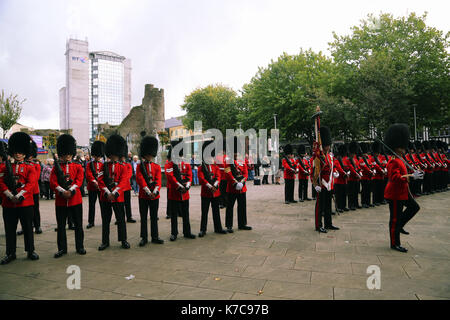 Sur la photo : le Welsh Guards Parade à travers la place du château à Swansea. Vendredi 15 septembre 2017 Re : Des soldats du Welsh Guards ont exercé leur Banque D'Images