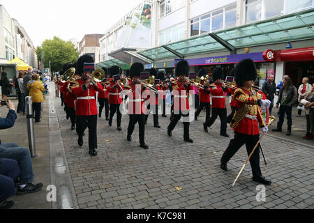 Sur la photo : le Welsh Guards parade dans Oxford Street à Swansea. Vendredi 15 septembre 2017 Re : Des soldats du Welsh Guards ont exercé leur Banque D'Images