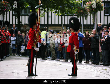 Sur la photo : le Welsh Guards Parade à travers la place du château à Swansea. Vendredi 15 septembre 2017 Re : Des soldats du Welsh Guards ont exercé leur Banque D'Images