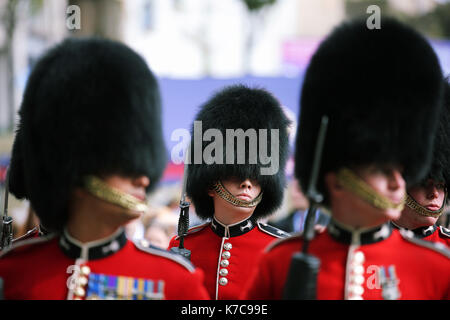 Sur la photo : le Welsh Guards Parade à travers la place du château à Swansea. Vendredi 15 septembre 2017 Re : Des soldats du Welsh Guards ont exercé leur Banque D'Images