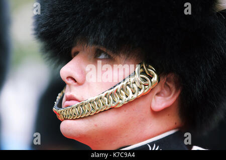 Sur la photo : le Welsh Guards Parade à travers la place du château à Swansea. Vendredi 15 septembre 2017 Re : Des soldats du Welsh Guards ont exercé leur Banque D'Images