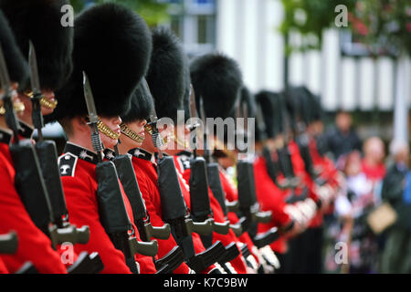 Sur la photo : le Welsh Guards Parade à travers la place du château à Swansea. Vendredi 15 septembre 2017 Re : Des soldats du Welsh Guards ont exercé leur Banque D'Images