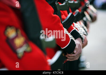 Sur la photo : le Welsh Guards Parade à travers la place du château à Swansea. Vendredi 15 septembre 2017 Re : Des soldats du Welsh Guards ont exercé leur Banque D'Images