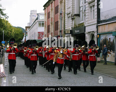 Sur la photo : le Welsh Guards parade dans Oxford Street à Swansea. Vendredi 15 septembre 2017 Re : Des soldats du Welsh Guards ont exercé leur Banque D'Images