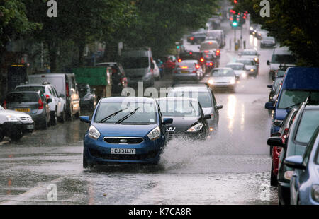 Photo météo Pays de Galles voitures de route à travers une pagaie dans Walter Road pendant une averse soudaine dans le centre-ville de Swansea, Pays de Galles, Royaume-Uni. Vendredi 15 septembe Banque D'Images