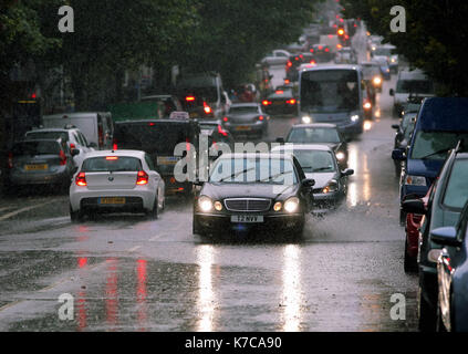 Photo météo Pays de Galles voitures de route à travers une pagaie dans Walter Road pendant une averse soudaine dans le centre-ville de Swansea, Pays de Galles, Royaume-Uni. Vendredi 15 septembe Banque D'Images