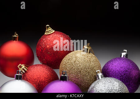 Boules de Noël colorées sur fond noir Banque D'Images