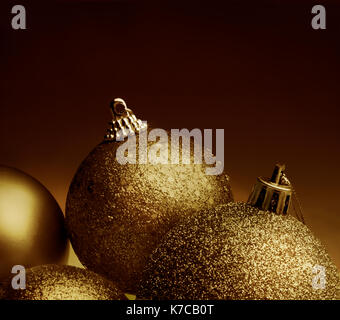 Vue rapprochée de la couleur d'or des boules de noël sur un fond de couleur bronze Banque D'Images