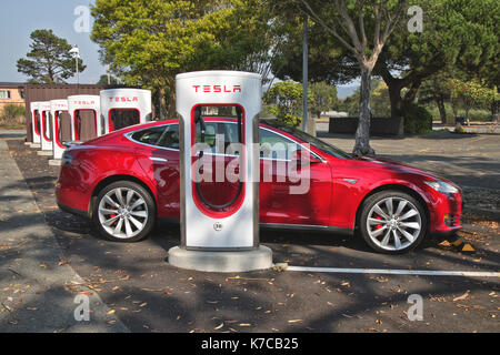 'S' Tesla sedan connecté à 480 volts Supercharger. Banque D'Images