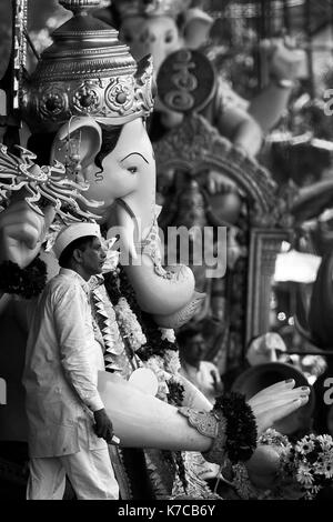 L'image de Ganpati pour éléphant dirigé le seigneur célèbre lalbaug cha Raja sortant de porte principale, sur le chemin de l'immersion à lalbaug, .Mumbai, Indi Banque D'Images