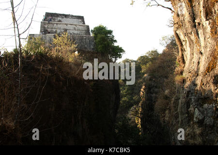 Tepoztlan, Morelos, Mexique - 2013: Ruines du temple El Tepozteco, au sommet de la montagne de Tepozteco. Banque D'Images