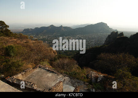 Tepoztlan, Morelos, Mexique - 2013: Vue panoramique de la montagne Tepozteco. Banque D'Images