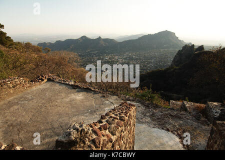 Tepoztlan, Morelos, Mexique - 2013: Vue panoramique de la montagne Tepozteco. Banque D'Images