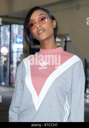 Jourdan dunn sur le banc avant pendant les rues d'eqt avec hailey Baldwin au London fashion week ss18 show qui a eu lieu à l'Old Truman Brewery, Londres. Banque D'Images