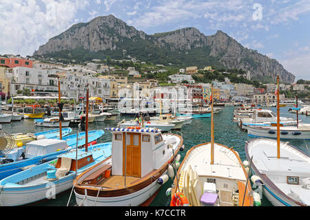 Port de Marina Grande et les montagnes à Capri italie Banque D'Images