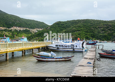 Phan Rang, Vietnam - jan 27, 2016. d' bateaux touristiques au quai principal de vinh hy bay, Phan Rang, le sud du Vietnam. phan rang est l'un des célèbre des Banque D'Images